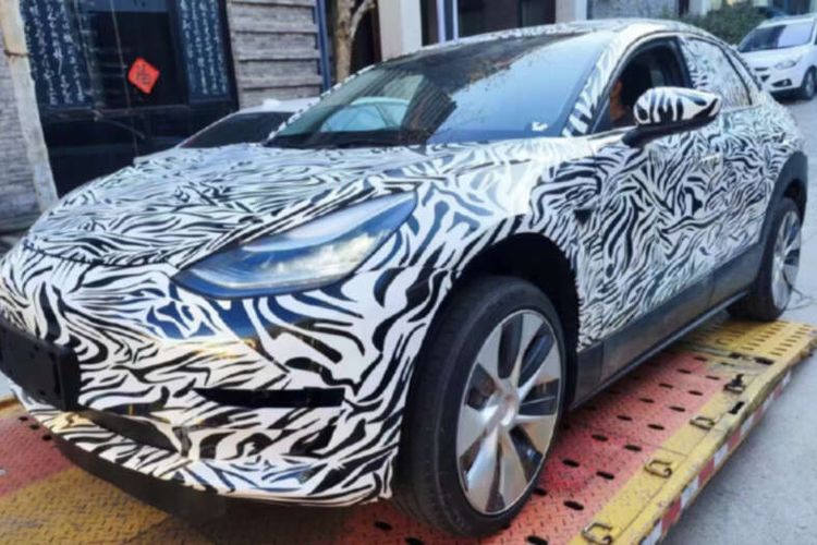 Tesla Model 2, tertangkap kamera di China, masih diselimuti sticker kamuflase