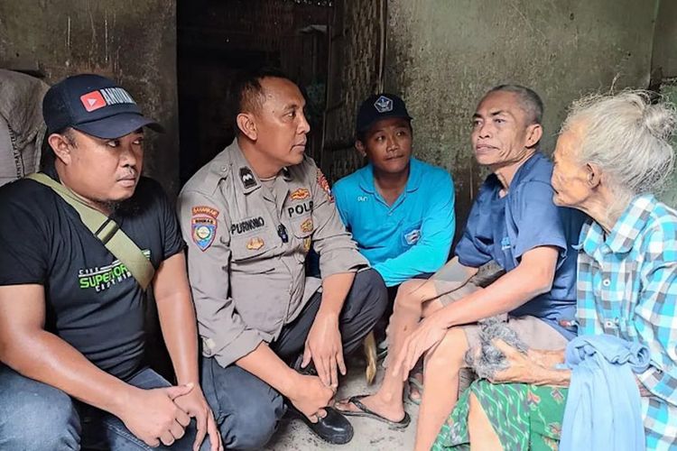Aipda Purnomo (dua dari kiri) saat menemui orang yang membutuhkan bantuan di wilayah Lamongan, Jawa Timur. *** Local Caption *** Aipda Purnomo (dua dari kiri) saat menemui orang yang membutuhkan bantuan di wilayah Lamongan, Jawa Timur.