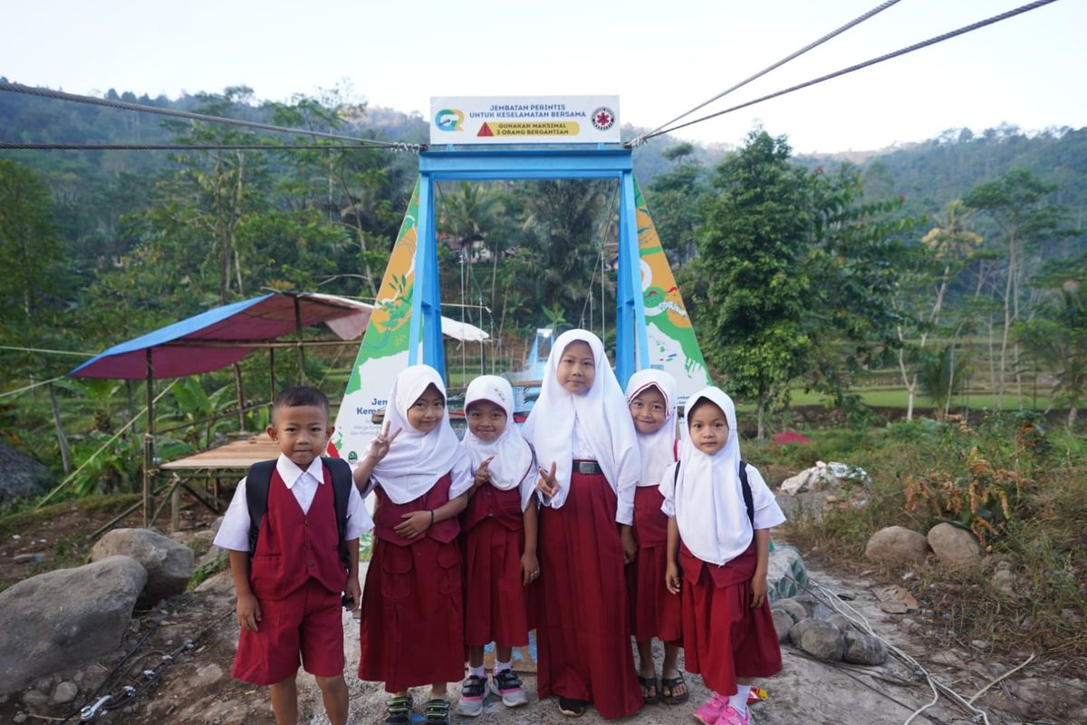 JQR membangun jembatan baru yang memudahkan mobilitas warga di pelosok Garut Selatan.