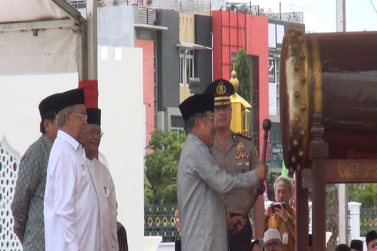 Wakil Presiden Jusuf Kala memukul beduk tanda diresmikannya Hasil Renovasi infrastruktur Mesjid Raya Baiturrahman Banda Aceh, Sabtu (13/5/2017). Kini Mesjid Raya Baiturrahman Banda Aceh dilengkapi dengan lantai bawah tanah dan payung elektrik.