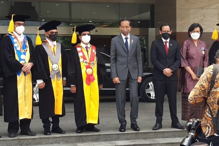 Presiden Jokowi didampingi Menteri Keuangan Sri Mulyani, dan Menteri Pendidikan, Kebudayaan, Riset, dan Teknologi Nadiem Anwar Makarim dan Rektor UNS Jamal Wiwoho serta jajaran dalam acara Dies Natalis ke-46 Universitas Sebelas Maret (UNS) di Gedung Tower Ki.Hadjar Dewantara Solo, Jawa Tengah, Jumat (11/3/2022).