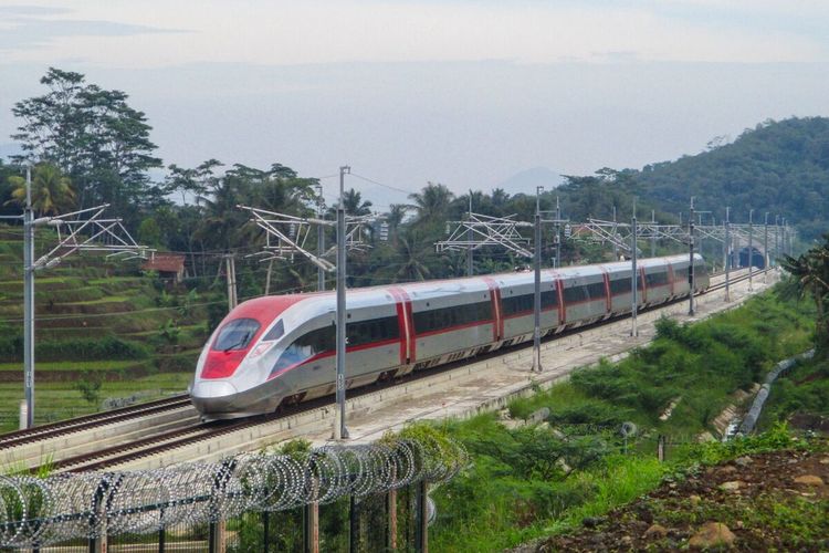 Para penumpang Kereta Cepat Jakarta-Bandung saat tengah mengantre tiket di Stasiun Tegalluar, Kabupaten Bandung, Jawa Barat