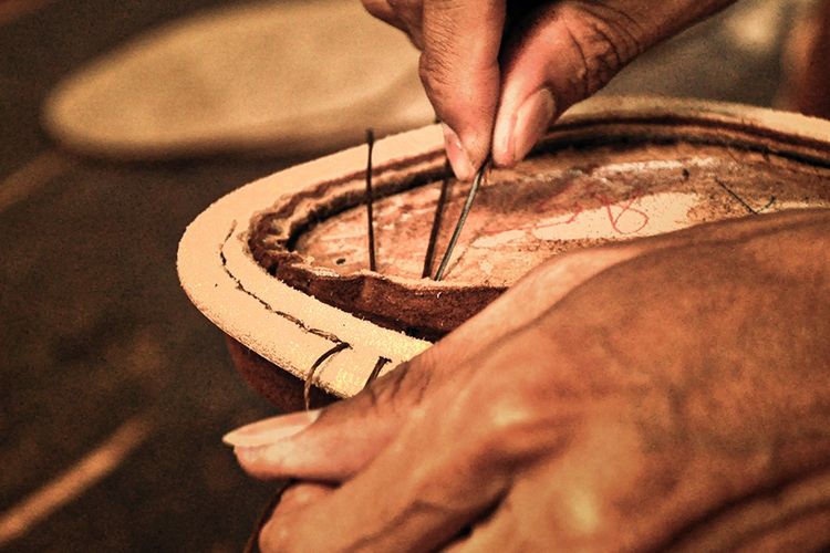 Proses hand welting dalam pembuatan sepatu kulit Fortuna Shoes.