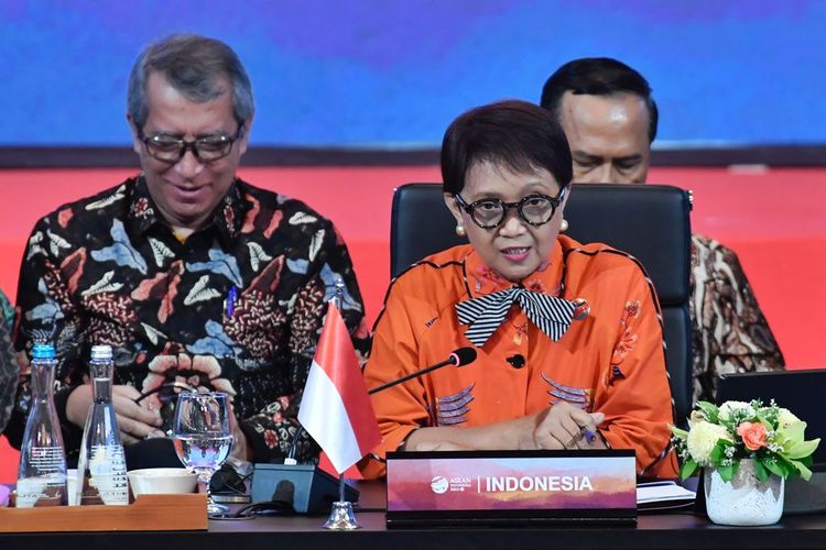 Menteri Luar Negeri RI Retno L. P. Marsudi dalam pertemuan ASEAN dengan beberapa negara lainnya di sela-sela agenda AMM/PMC di Jakarta, Kamis (13/7/2023).