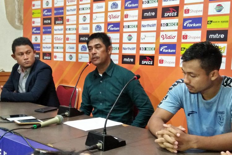 Pelatih Persela Lamongan, Nil Maizar (tengah).