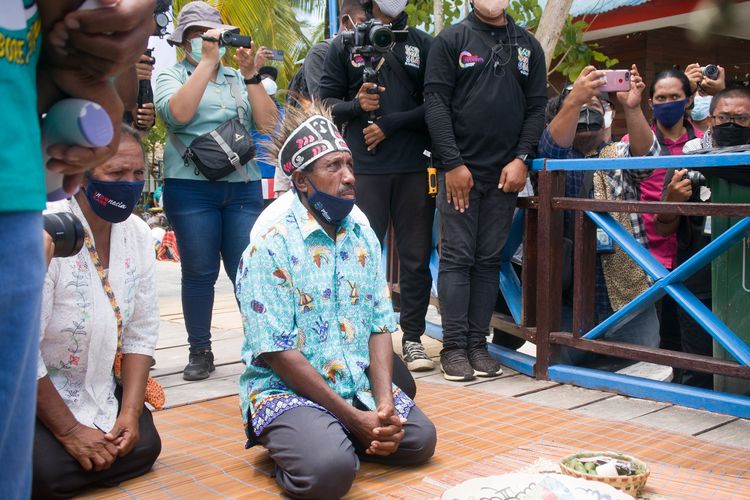 Prosesi tradisi mansorandak di Desa Wisata Arborek untuk menyambut wisatawan yang belum pernah menginjakkan kaki ke desa tersebut, Kabupaten Raja Ampat, Papua Barat, Rabu (27/10/2021).