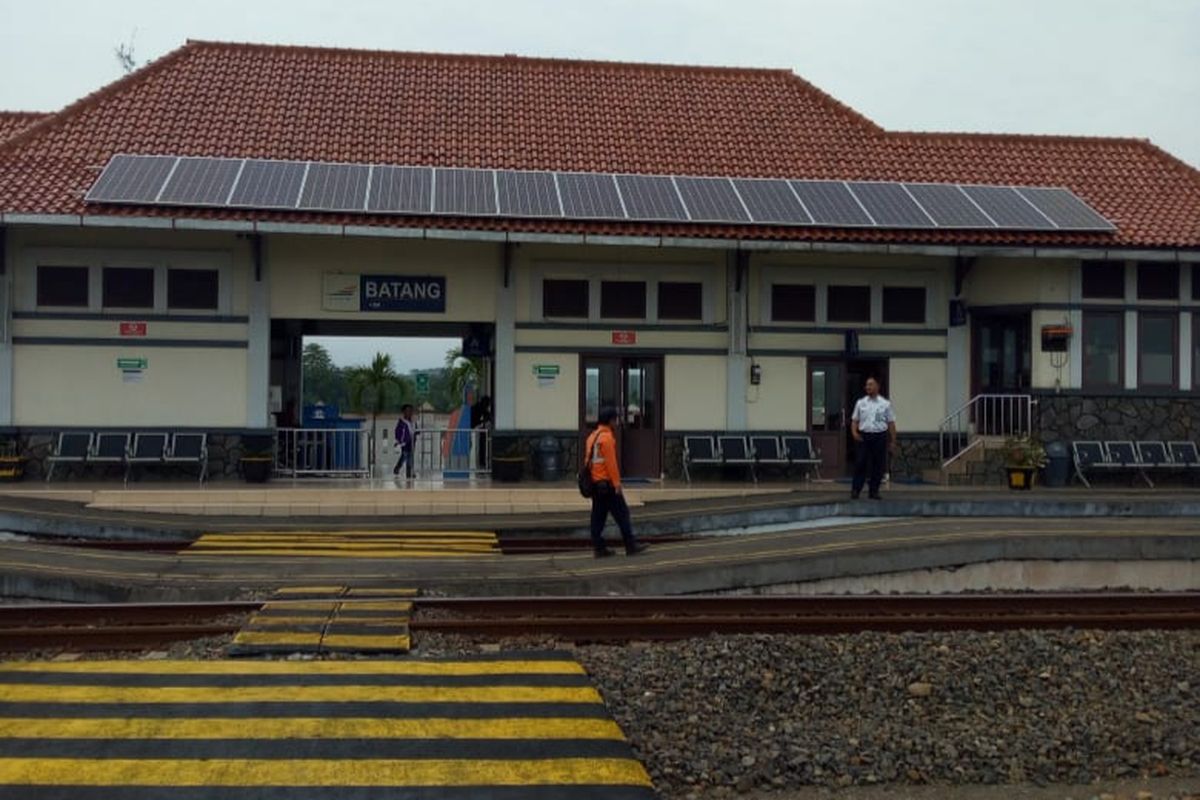 Stasiun Batang sebagai stasiun pertama yang menggunakan Pembangkit Listrik Tenaga Surya (PLTS).