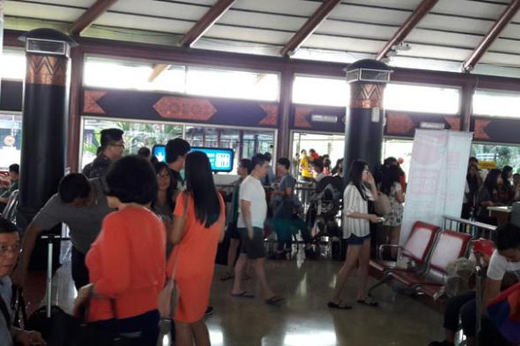 Suasana Terminal 2 Bandara Soekarno Hatta saat terjadi keterlambatan penerbangan maskapai AirAsia tujuan Denpasar, Jumat (16/10/2016), pukul 09.15 WIB karena perbaikan landasan pacu di Bandara Ngurah Rai, Bali.

