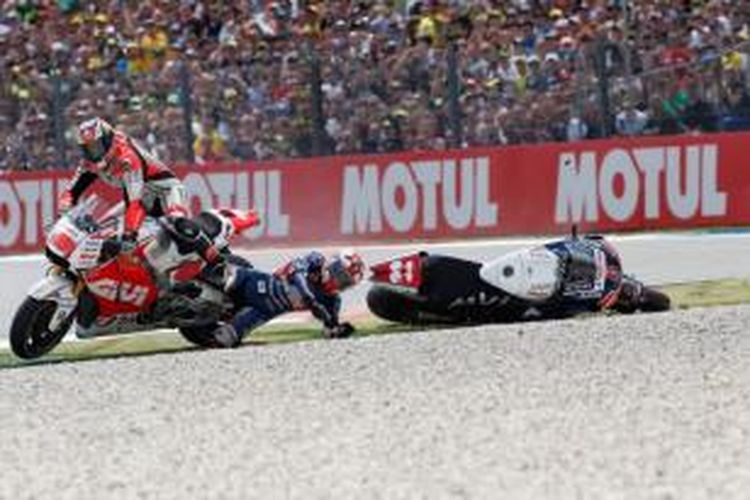 Pebalap Avintia Ducati, Alvaro Bautista (bawah), dan pebalap LCR Honda, Jack Miller, terjatuh setelah bertabrakan di chicane terakhir Sirkuit Assen pada balapan GP Belanda, Minggu (27/6/2015).