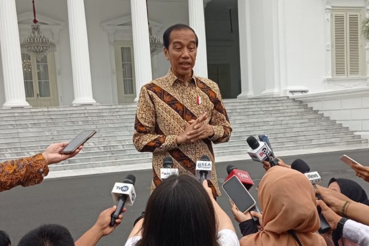 Presiden Joko Widodo saat memberikan keterangan pers di Istana Merdeka, Senin (4/11/2023).