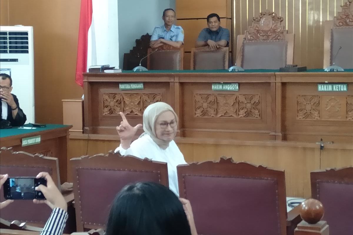 Ratna Sarumpaet acungkan dua jari sebelum sidang pembacaan putusan berlangsung di Pengadilan Negeri Jakarta Selatan, Kamis (11/7/2109)