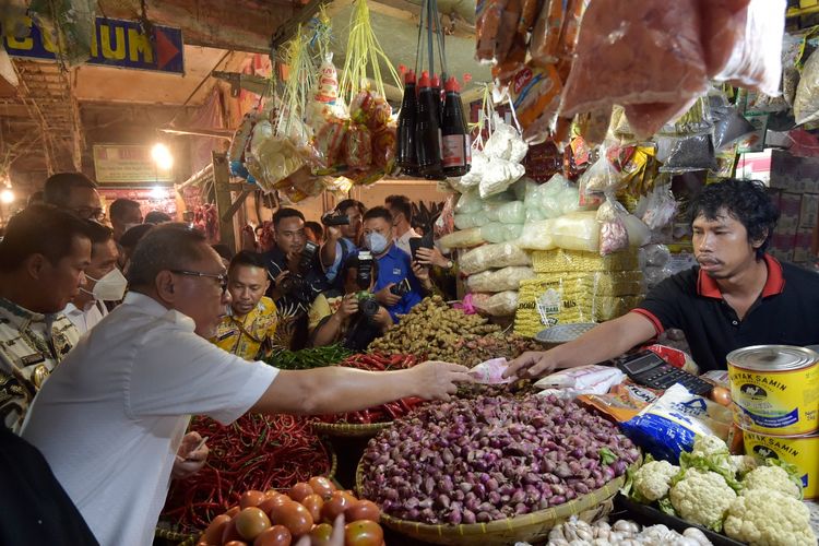 Menteri Perdagangan Zulkifli Hasan (Zulhas) saat meninjau harga barang kebutuhan pokok di Pasar Rau, Serang, Banten, Kamis (28/7/2022).