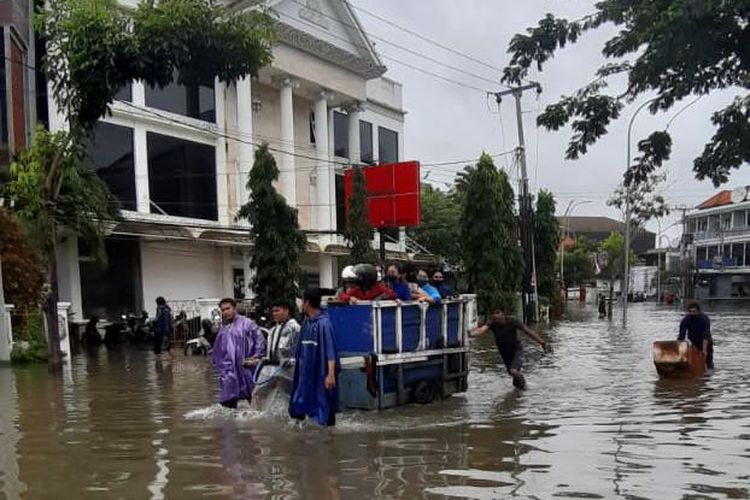 Sejumlah warga menyelematkan diri dari banjir di Legian Kuta Kabupaten Badung, Senin (6/12/2021). 
