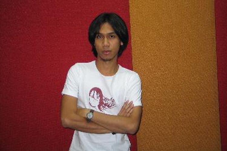 Gitaris Sheila on 7 Eross Candra (2011).