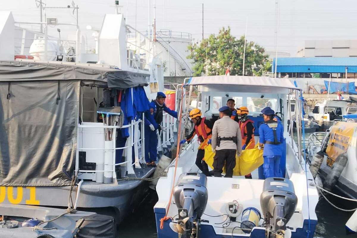 Evakuasi jenazah Ti'in dari selat Madura di bawah Jembatan Suramadu.