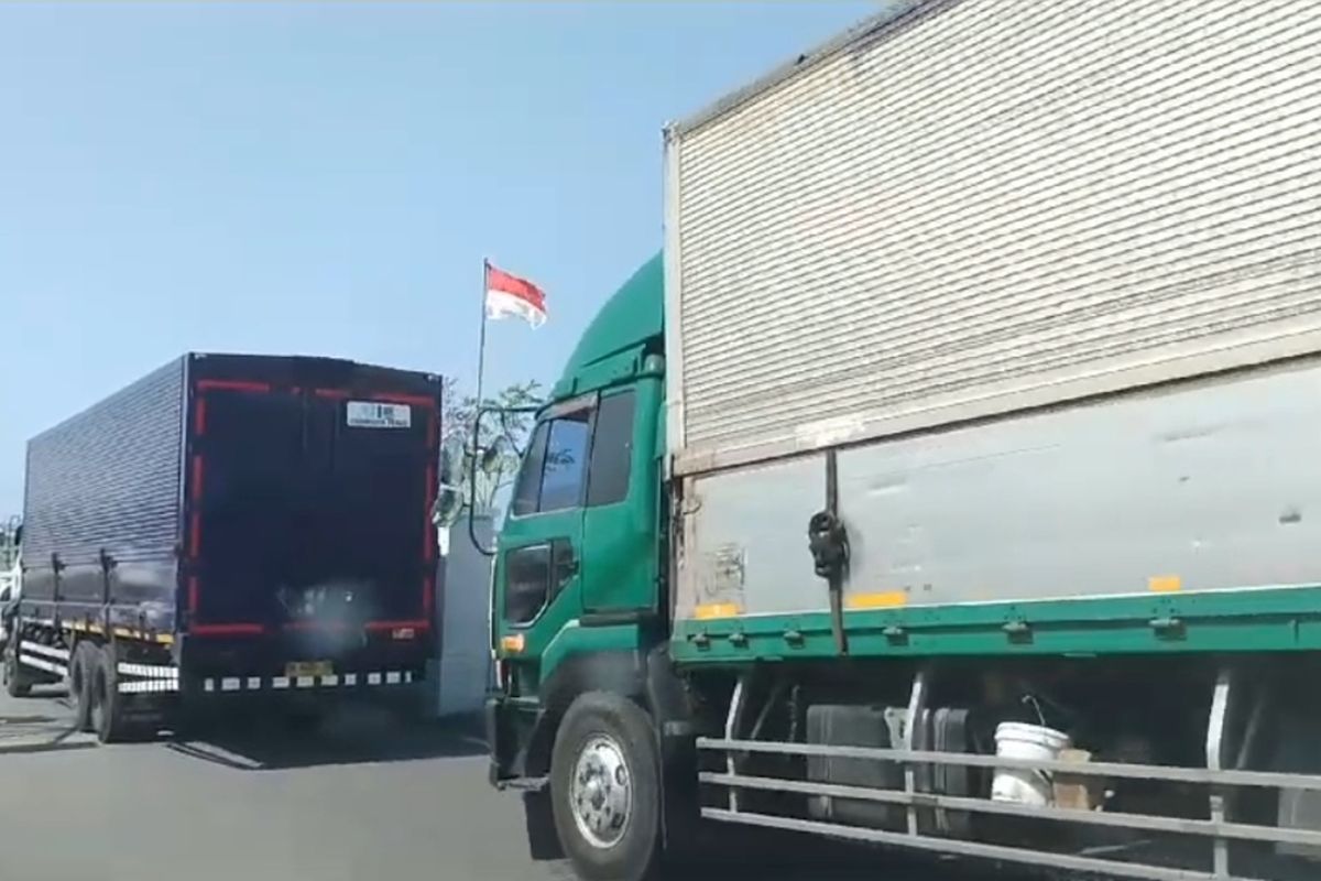 Suasana kdatangan truk kontainer pengangkut logistik MotoGP