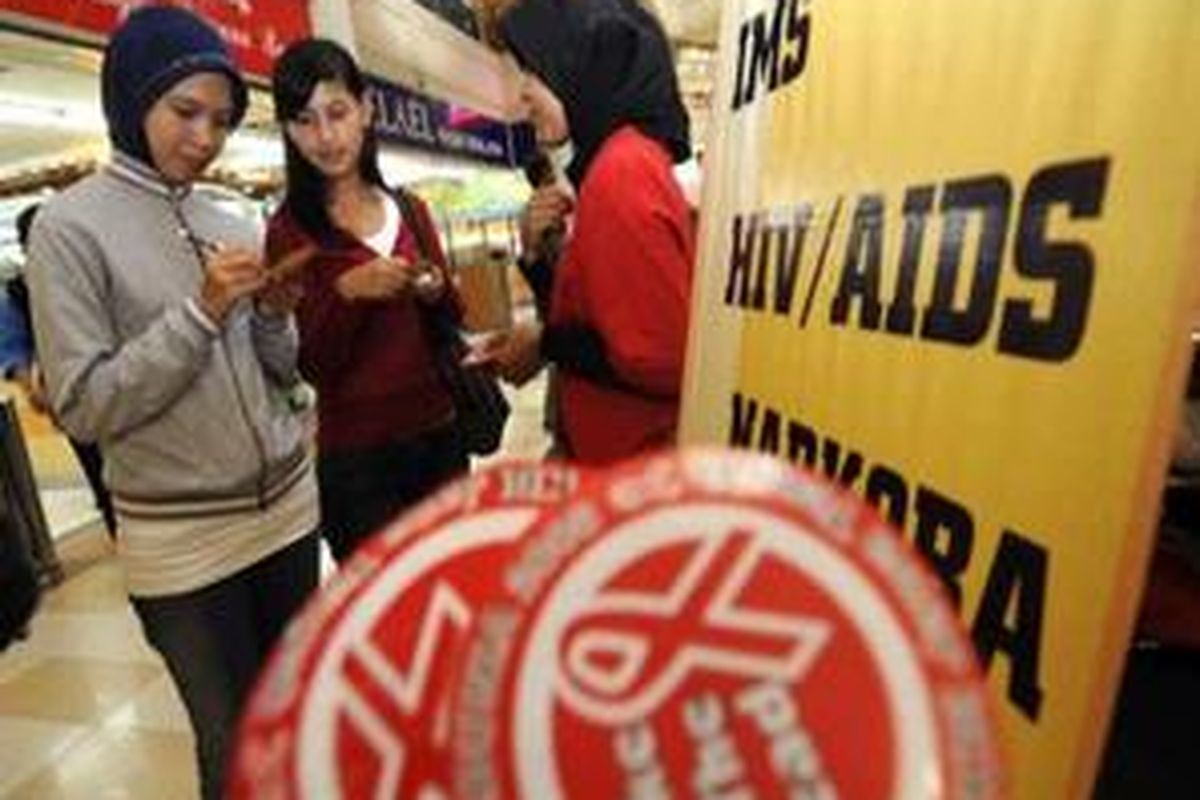 Pengunjung Mal Ciputra mengisi lembar bentuk dukungan dan kepedulian dalam pencegahan HIV/AIDS yang dibagikan oleh relawan Asa PKBI dalam memperingati Hari Aids se-Dunia, Kota Semarang, Jawa Tengah, Senin (1/12/2008). Berdasar data dari Dinas Kesehatan Propinsi Jawa Tengah komulatif kasus HIV/AIDS sejak tahun 1993 hingga 2008 tercatat 1.747 kasus, yakni 1.296 kasus HIV dan 451 kasus AIDS.