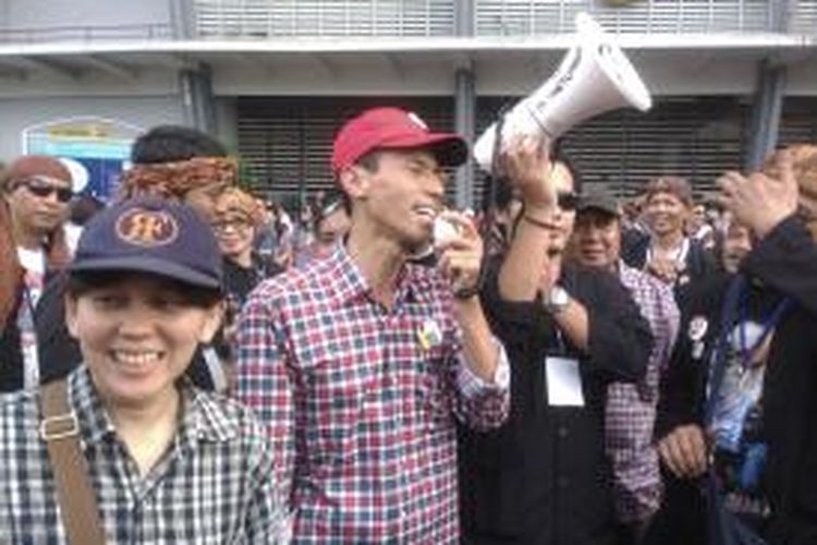 Jokolid (tengah) , orang yang disebut mirip Joko Widodo, sedang menirukan gaya Jokowi Berorasi di depan Stadion GBK, Jakarta, Sabtu, (5/7/2014)