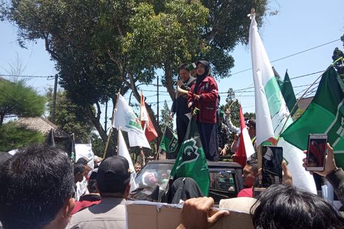 Pelantikan Pimpinan DPRD Salatiga Diwarnai Demo Mahasiswa