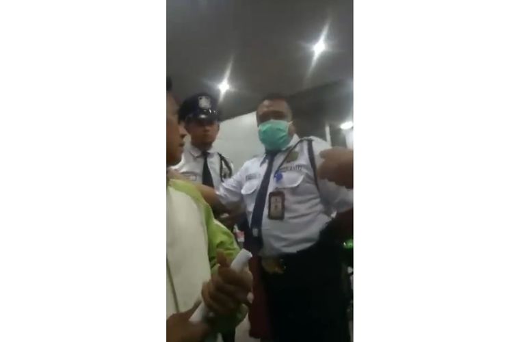 Tangkapan layar video viral seorang pasien yang curhat anaknya dipersulit saat akan periksa di RSUD dr Soewandhie, Surabaya.