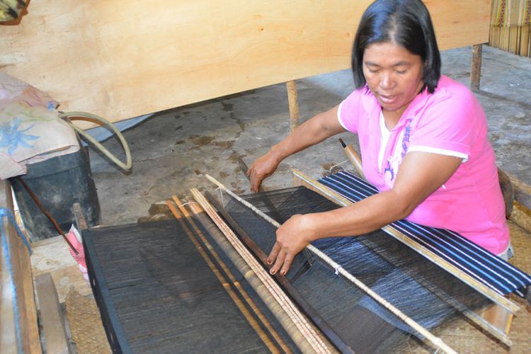 Seorang penenun di Kampung Pota, Kecamatan Sambirampas, Kabupaten Manggarai Timur, Flores, NTT sedang menenun kain tenun sulam bermotif Congkar.