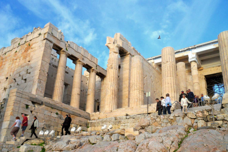 Propylaea, gerbang masuk di reruntuhan kuno Acropolis, Athena.
