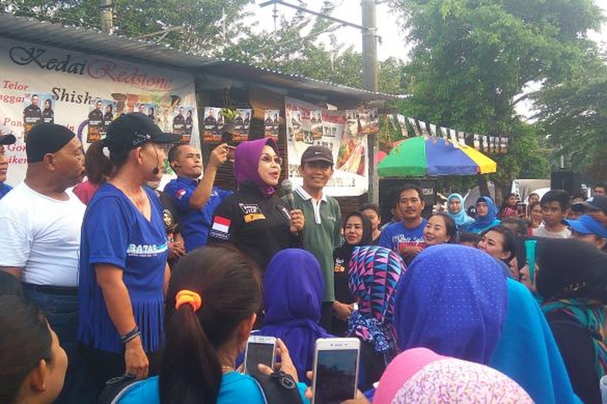 Calon wakil gubernur DKI Jakarta Sylviana Murni berkampanye di Gang Arab, Pasar Minggu, Jakarta Selatan, Minggu (22/1/2017). 