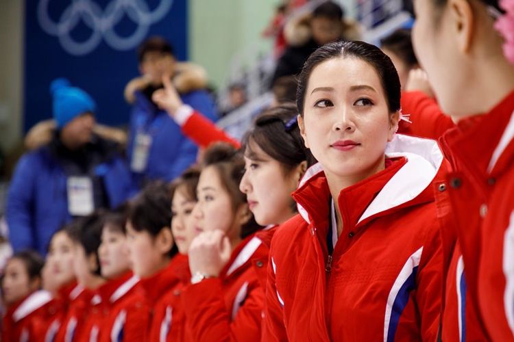 Pasukan pendukung Korea Utara yang disebut Pasukan Cantik tampil saat upacara pembukaan Olimpiade Musim Dingin 2018 di Stadion Pyeongchang, Jumat (9/2/2018).