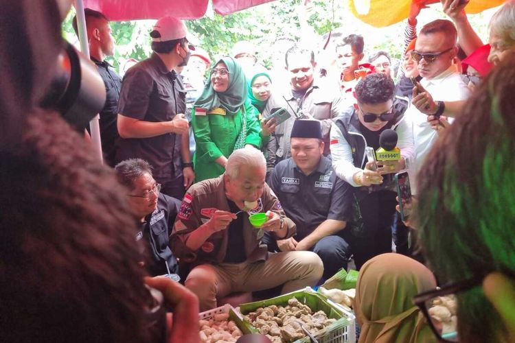 Ganjar Pranowo saat mencicipi pempek di pasar 16 Ilir Palembang, Jumat (2/2/2024).