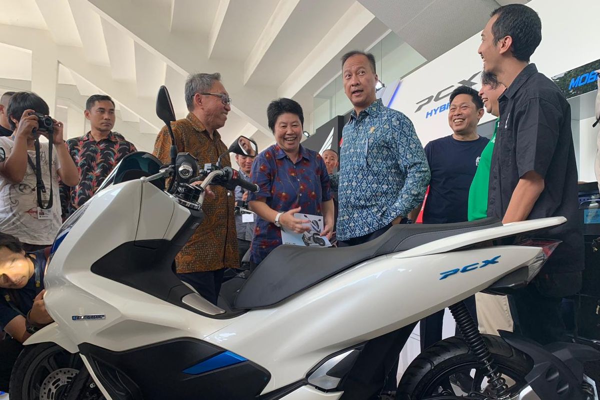 Menperin Agus Gumiwang Kartasasmita mengunjugi booth Honda di IIMS Motobike Expo 2019