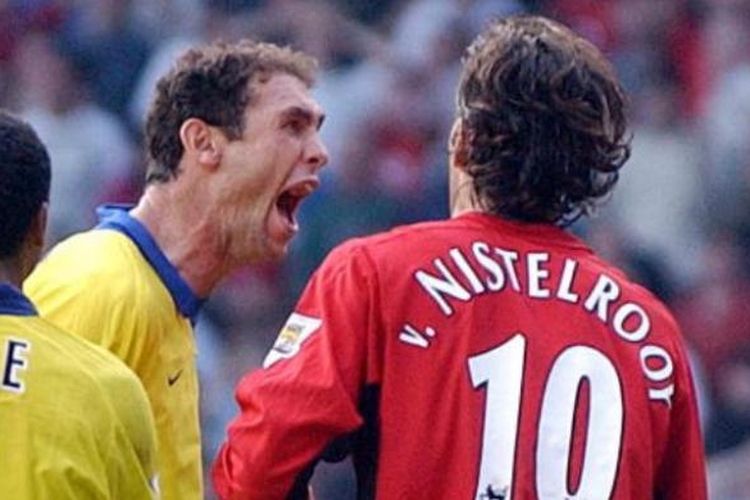 Bek Arsenal, Martin Keown (tengah), terlibat konfrontasi dengan penyerang Manchester United, Ruud van Nistelrooy (kanan), pada laga di Old Trafford, Manchester, 21 September 2003.