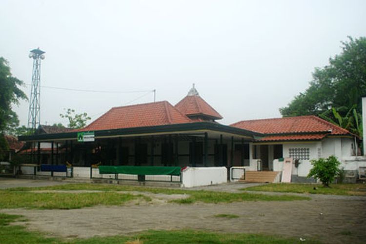 Masjid Sulthoni Wotgaleh yang berada di sebelah selatan Bandara Adisucipto Yogyakarta.
