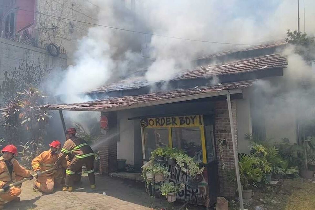 Petugas Damkar Kota Cirebon Jawa Barat berusaha memadamkan api di jalan evakuasi pada Senin (18/8/2025) siang.