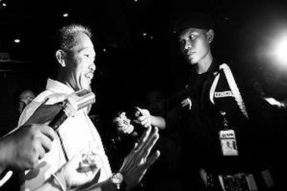 Anggota Komisi IV DPR dari Fraksi Partai Demokrat, Sarjan Tahir, resmi ditahan seusai menjalani pemeriksaan di Komisi Pemberantasan Korupsi, Jakarta, Jumat (2/5). Ia ditahan terkait dengan dugaan kasus korupsi alih fungsi hutan mangrove menjadi Pelabuhan Tanjung Api-api, Banyuasin, Sumatera Selatan. 