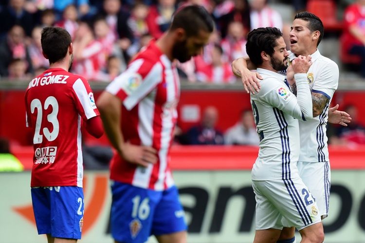 Gelandang Real Madrid, Isco, merayakan gol bersama rekannya James Rodriguez (kanan), setelah mencetak gol ke gawang Sporting Gijon di  El Molinon stadium pada 15 April 2017. 