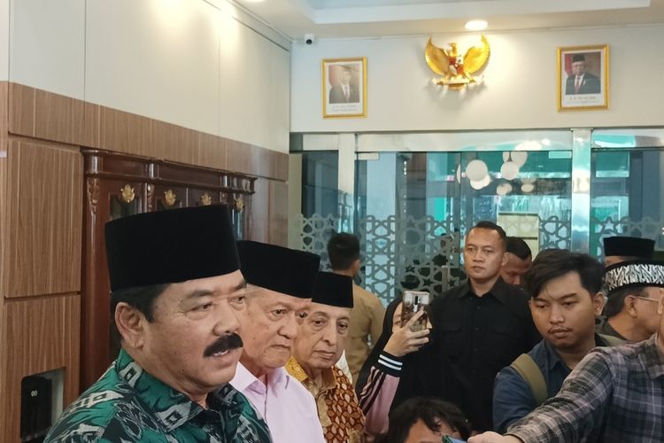 Menko Polhukam Hadi Tjahjanto usai bertemu dengan pimpinan MUI di Kantor Pusat MUI, Jakarta Pusat, Senin (5/2/2024).  