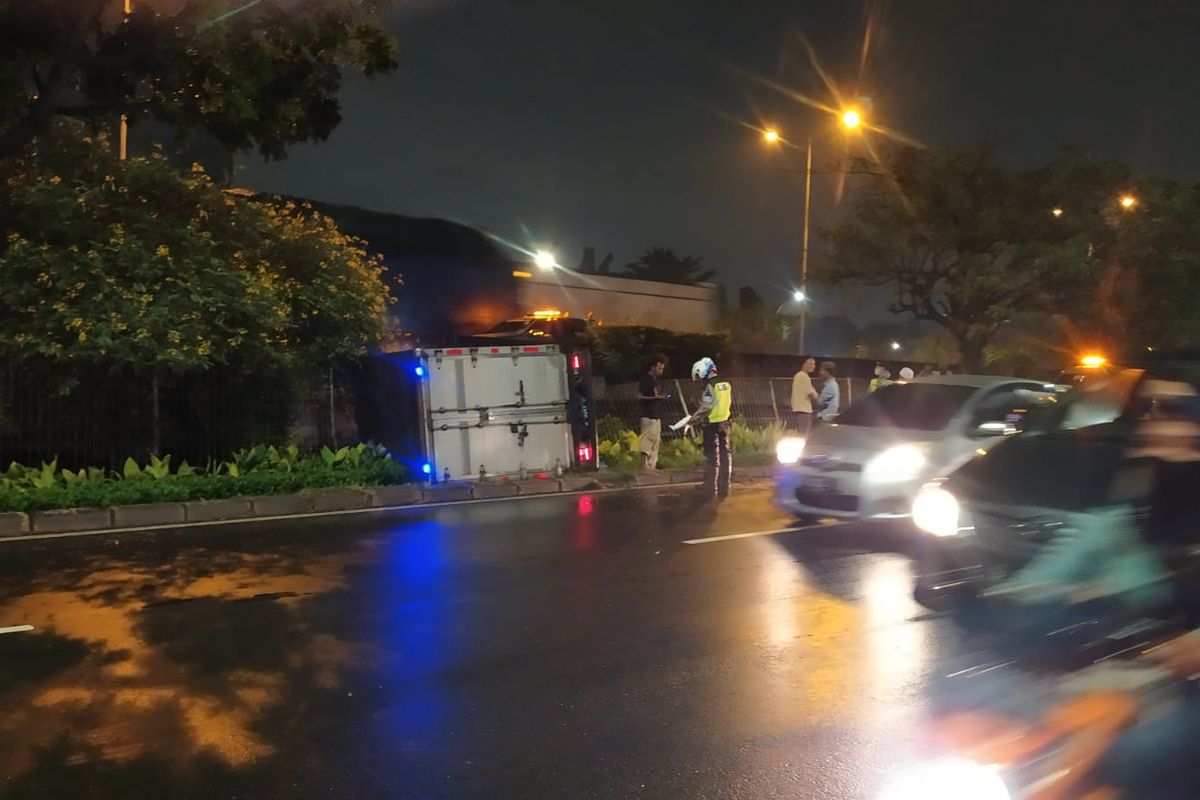Sebuah mobil boks terbalik di sisi kanan Jalan Lingkar Luar Barat, Duri Kosambi, Jakarta Barat, Senin (1/11/2021) sekitar pukul 17.50 WIB. 
