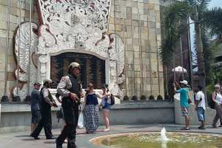 Polisi Bersenjata dan berompi anti peluru berjaga di Monumen Bom Bali Jalan Legian Kuta 