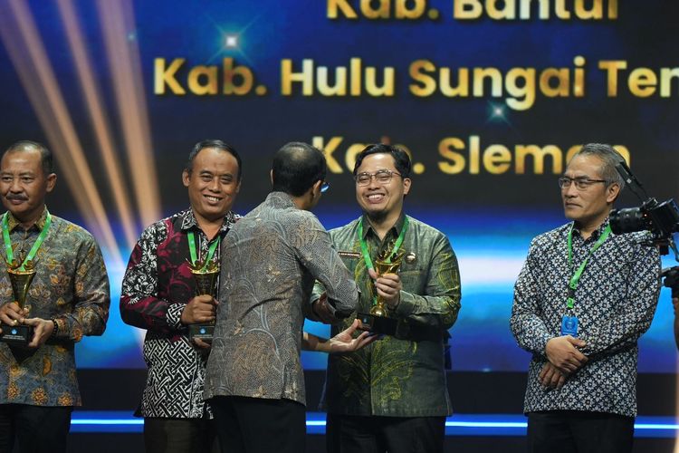 Bupati Hulu Sungai Tengah (HST) Aulia Oktafiandi membawa pulang tiga penghargaan sekaligus Anugerah Merdeka Belajar 2024 dari Kementerian Pendidikan, Kebudayaan, Riset, dan Teknologi (Kemendikbud Ristek) di Jakarta Convention Center (JCC), Jakarta, Jumat (5/7/2024).

