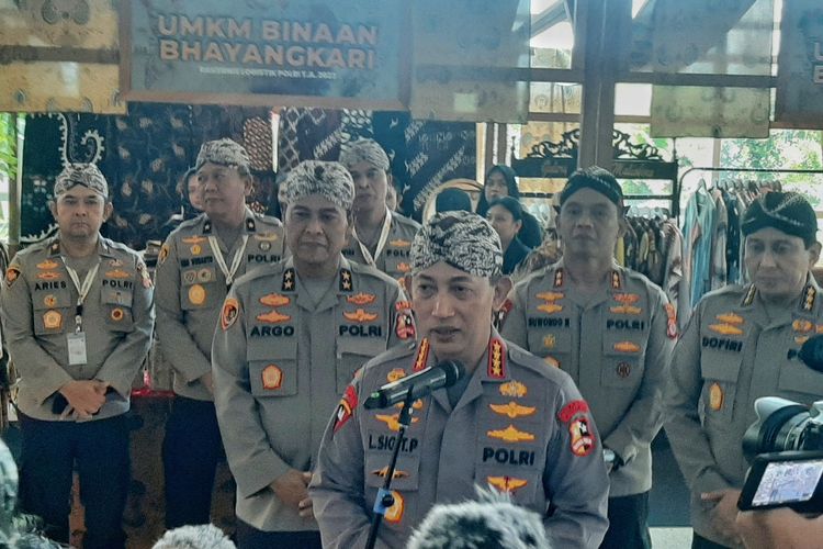 Kapolri Jenderal Listyo Sigit Prabowo saat menemui wartawan usai menghadiri acara penutupan Rakernis Logistik Polri 2023 di The Alana Hotel, Sleman, Jumat (3/03/2023).