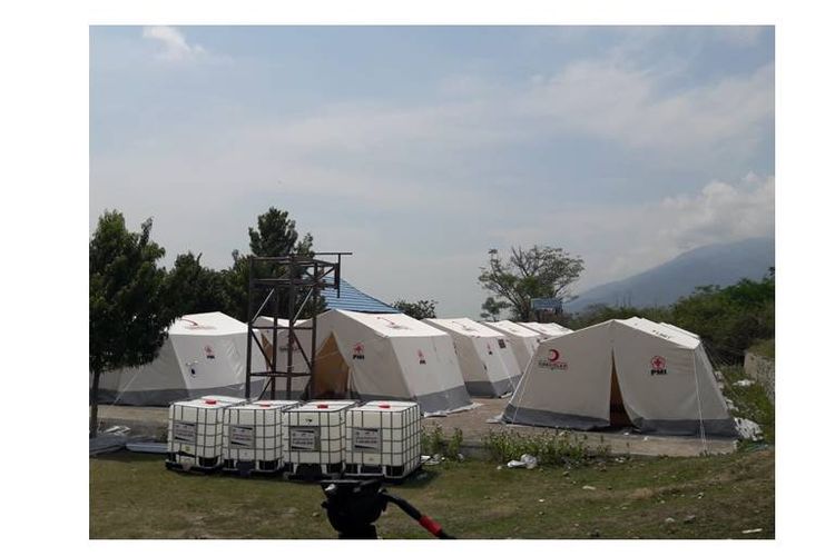 Sebanyak 300 tenda dari dukungan pemerintah Swiss untuk membantu korban gempa dan tsunami di Donggala, Sulawesi Tengah.