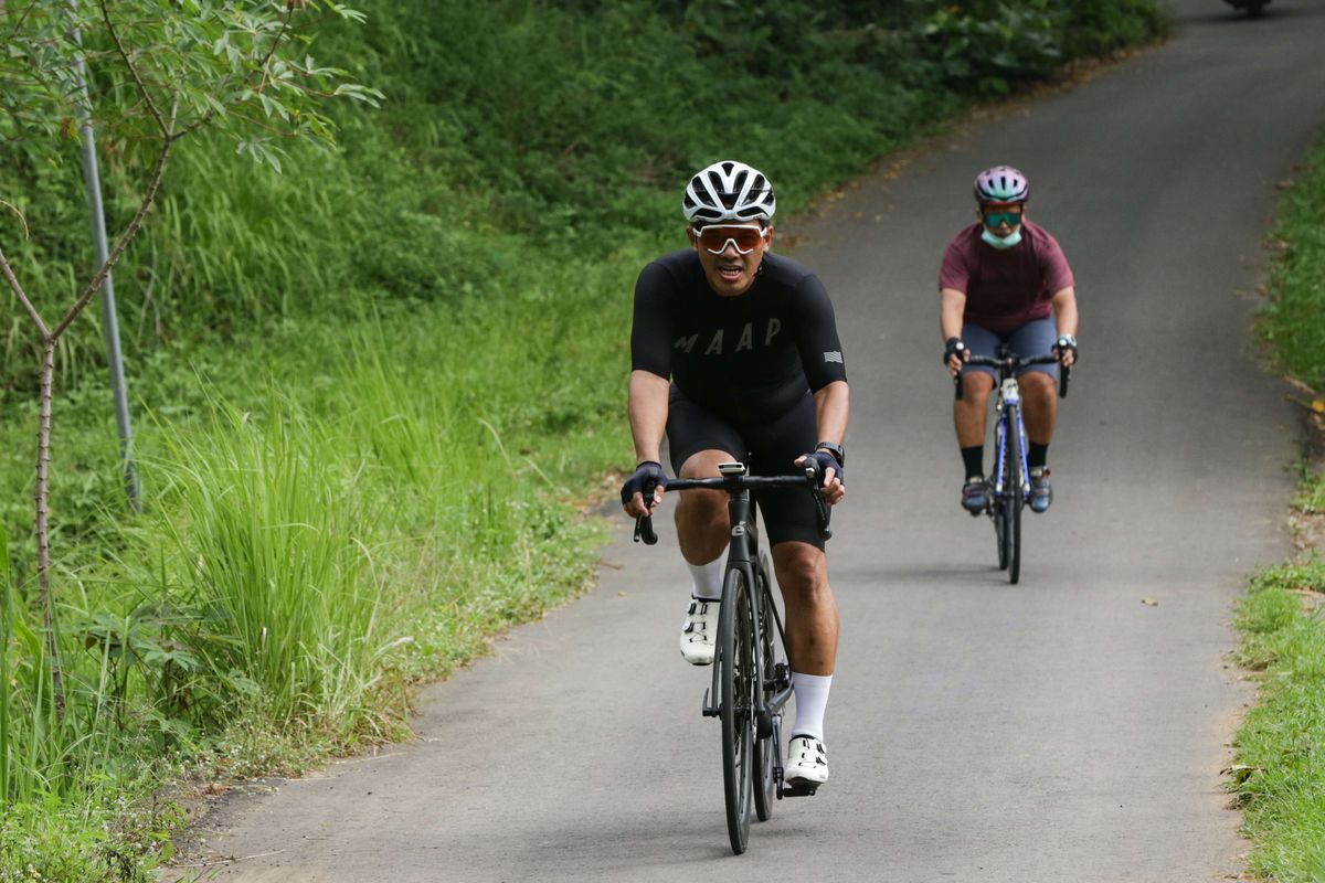 Peserta acara Borobudur Ride bersepeda di kawasan Borobudur Magelang, Jawa Tengah, Minggu (22/11/2020). Kegiatan dalam rangka memperingati hari ulang tahun (HUT) ke-25, Kompas.com diselenggarakan untuk membangun semangat optimisme dan membawa pesan positif di situasi pandemi Covid-19.