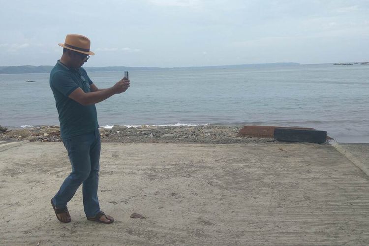 Gubernur Jawa Barat, Ridwan Kamil mengambil gambar kondisi terkini pantai timur Pangandaran pasca revitalisasi Tahap pertama selesai, Selasa sore (31/12/2019).