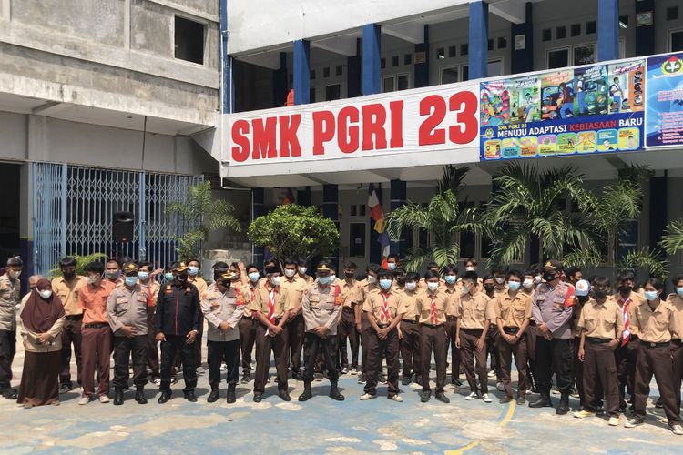 Kapolsek Jagakarsa, Kompol Endang Sukmawijaya bersama guru dan pelajar SMK PGRI 23 Srengseng Sawah, Jagakarsa, Jakarta Selatan pada Rabu (6/10/2021) pagi.