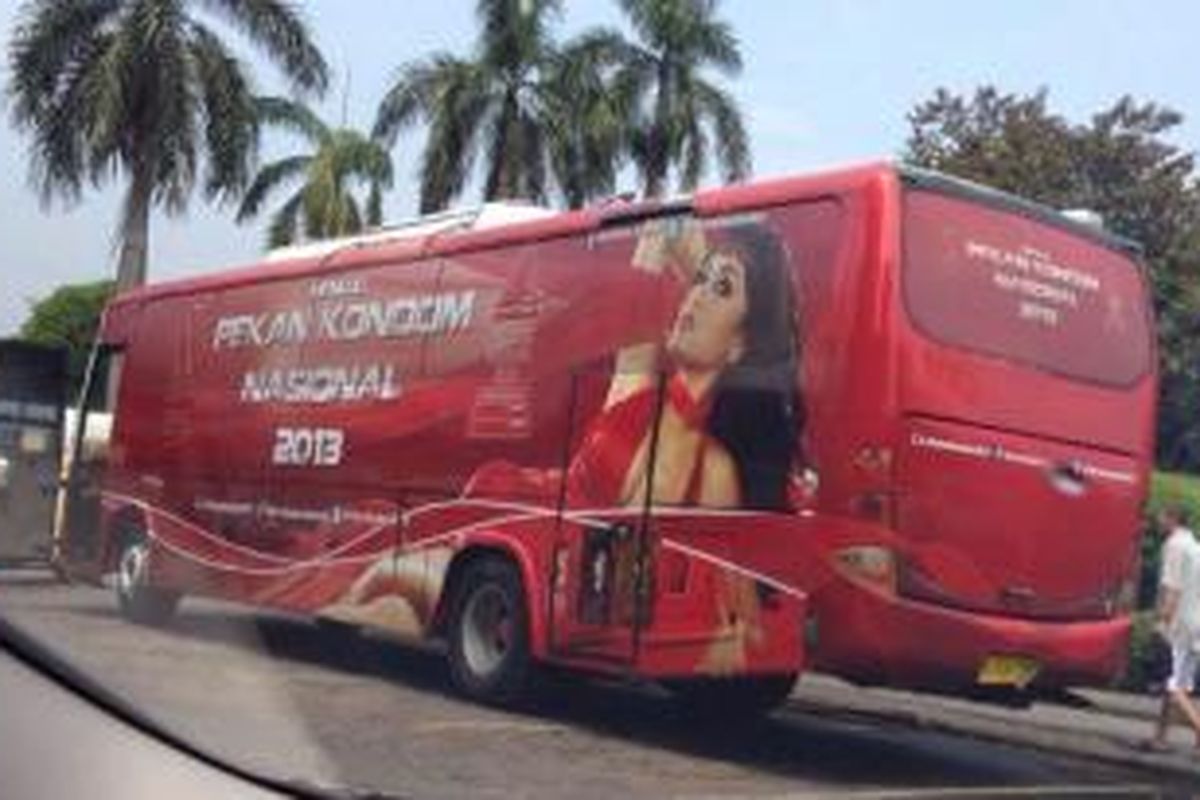 Foto Bus Pekan Kondom Nasional yang beredar di jejaring sosial Twitter