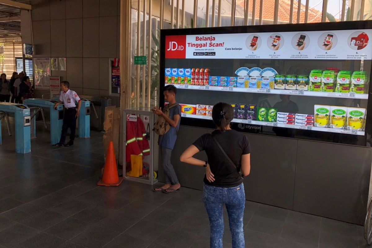 Papan banner JD.id yang menyajikan kode QR untuk barang belanjaan sehari-hari, diletakkan di sejumlah stasiun di Jabodetabek.