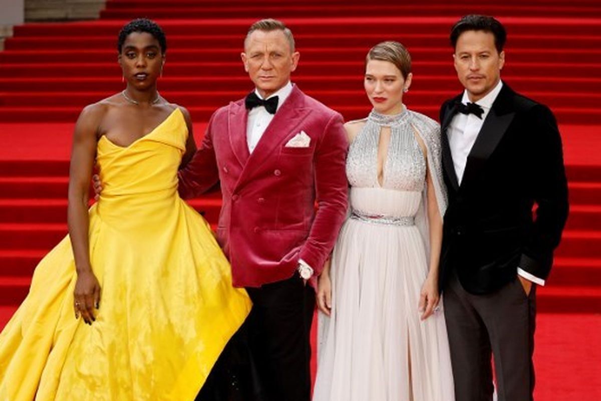 Aktor Inggris Lashana Lynch (kiri), aktor Inggris Daniel Craig (tengah) dan aktor Prancis Lea Seydoux, dan sutradara film AS Cary Joji Fukunaga berpose di karpet merah saat menghadiri World Premiere film James Bond 007 No Time to Die di Royal Albert Hall di London barat pada 28 September 2021.