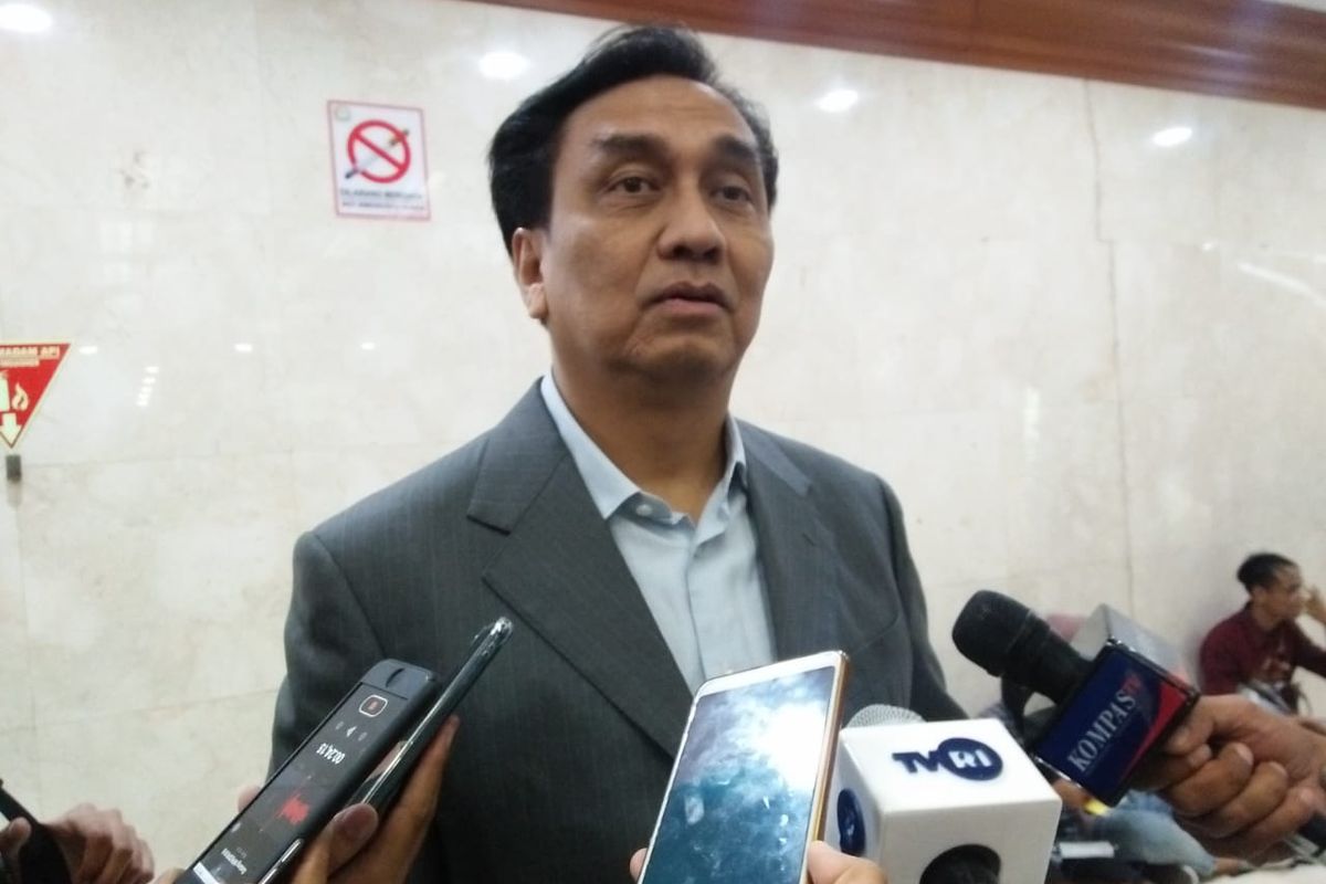 Anggota Komisi I dari Fraksi PDI Perjuangan Effendi Simbolon di Kompleks Parlemen, Senayan Jakarta, Selasa (12/11/2019). 