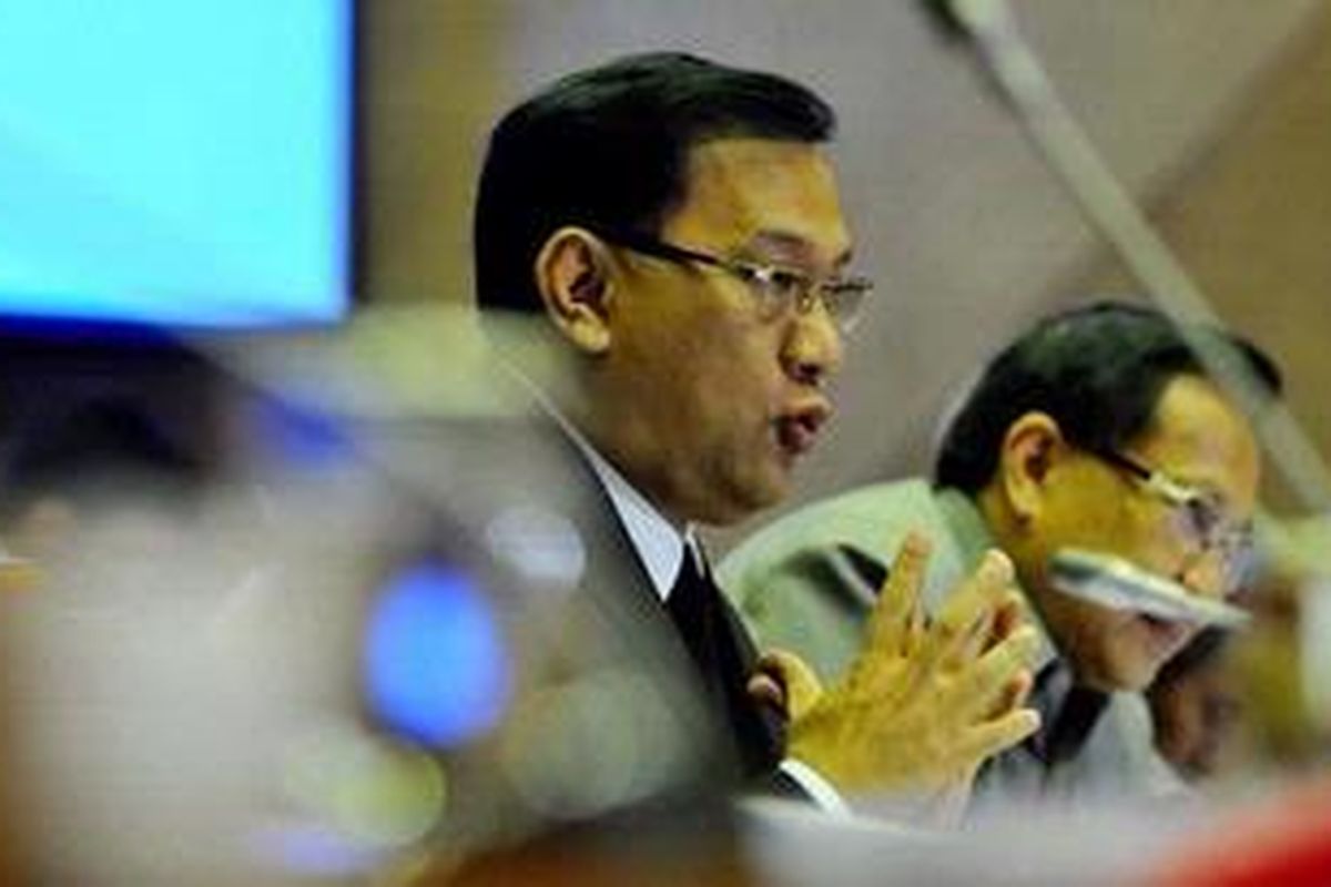 Menteri Keuangan Agus Martowardojo (tengah)