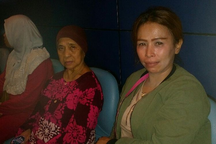 Ibunda korban selamat bom Kampung Melayu, Amelia (Kanan) bersama keluarga lainnya saat berada di ruang tunggu RS Premier Jatinegara, Kamis (25/5/2017) dini hari.